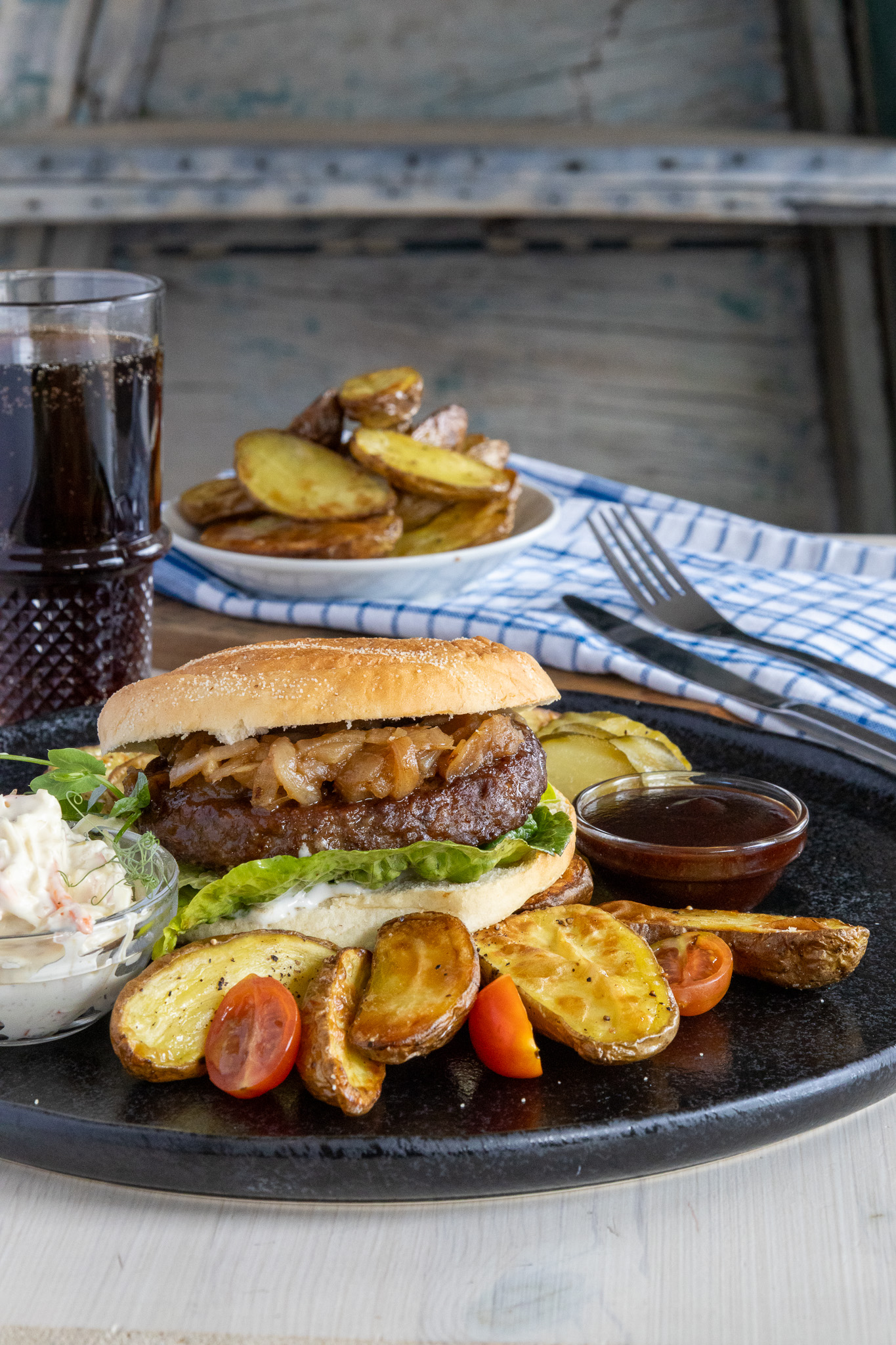 Foto av tallerken med hamburger